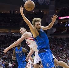 掘金队首节打出13-2攻击波，将分差拉大到两位数