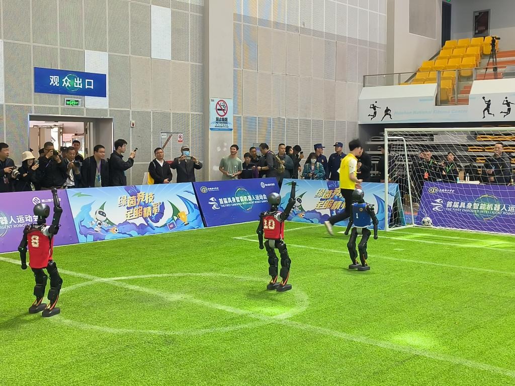 🚨 巴塞罗那正关注纽卡斯尔联队的刘易斯·霍尔。 他们认为亚历杭德罗·巴尔德需要一名竞争者，而刘易斯·霍尔因其多面手属性和年轻优势脱颖而出。 来源：Barça Universal